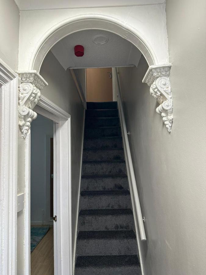 Luton Home Near Airport Private & Shared Bathroom Option Bagian luar foto