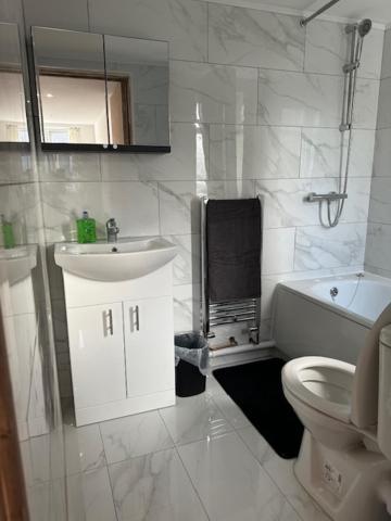 Luton Home Near Airport Private & Shared Bathroom Option Bagian luar foto
