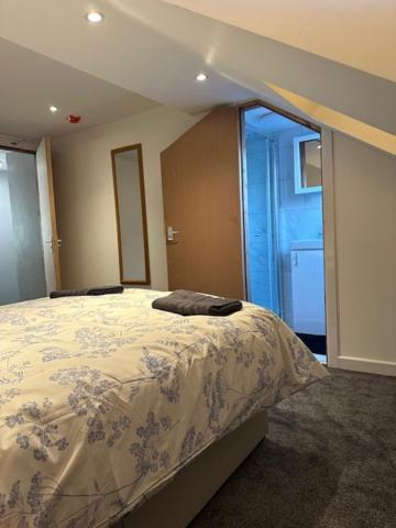 Luton Home Near Airport Private & Shared Bathroom Option Bagian luar foto